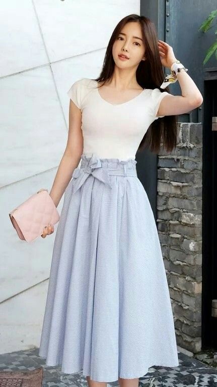 Skirts Collection, Hijab Styles, Skirt Trends, Elegante Casual, Trending Fashion Outfits, Trending Fashion, Midi Skirts, Trend Fashion, Formal Outfit