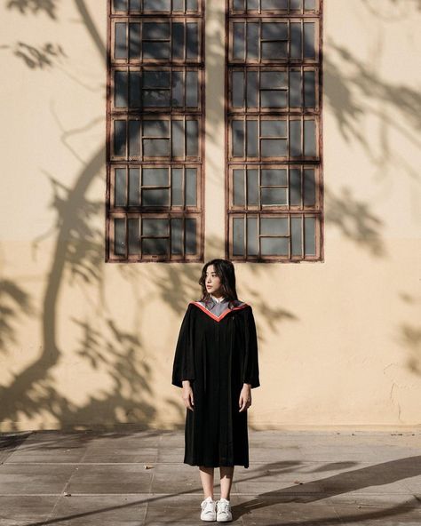 Thai Graduation Photo, Hijabi Portrait Photography, Korean Graduation Photoshoot, Korean Graduation Pictures, Convocation Pose Photo Ideas, Pre Convo Photoshoot Idea, Graduation Shoot Ideas Photoshoot, Korean Graduation, Outdoor Graduation Photoshoot Ideas