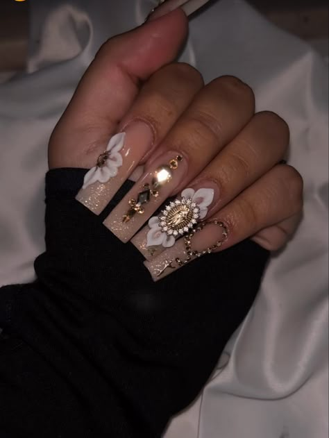 Latina Nails With Gems, Virgencita Nail Set, Virgen Acrylic Nails, Nails With Rosary Design, Virgin Mary Charm Nails, Virgen And San Judas Nails, Nails With The Virgin Mary, Nail Inspo Virgencita, Acrylic Nails Virgencita