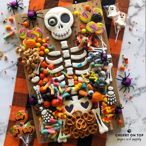 Skeleton Cookies, Kelly Johnson, Dulces Halloween, Candy Board, Halloween Sugar Cookies, Hallowen Ideas, Candy Display, Candy Halloween, My Live