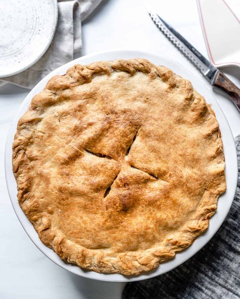 This classic, perfectly sweet and homey Apple Pie Recipe is perfect to treat your friends and family over the holidays! #plantbasedonabudget #apple #pie Vegan Pies Recipes, Vegan Apple Pie, Apple Cinnamon Bread, Fall Vegan Recipes, Apple Pie Recipe, Vegan Apple, Easy Pie Recipes, Vegan Pie, Easy Pie