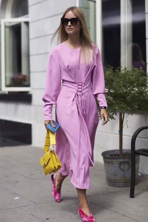 Платье+бархатная обувь лодочки The Best Street Style from New York Fashion Week Street Style Spring 2018 Street Style New York, Walking Down The Street, Sewing Dress, New York Fashion Week Street Style, Yellow Handbag, Hijab Styles, Spring Street Style, Fashion Weeks, Street Style Inspiration