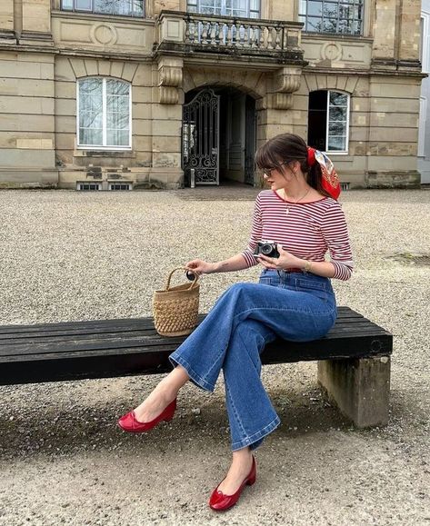 Red Striped Top Outfit, Style Chic Parisien, Demure Outfit, Parisian Chic Outfits, Style Parisian Chic, French Outfits, Red And White Outfits, Parisienne Style, Neat Casual Outfits