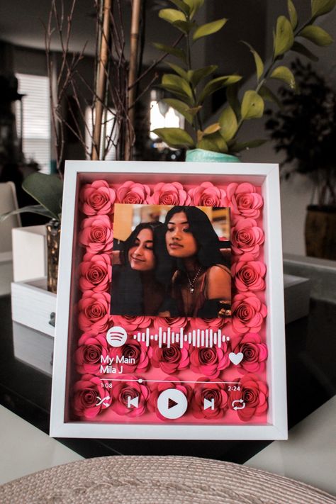 spotify flower box, spotify plaque Creative Gifts For Boyfriend Diy, Boyfriends Birthday Ideas, Cute Anniversary Gifts, Diy Best Friend Gifts, Birthday Presents For Friends, Diy Birthday Gifts For Friends, Creative Gifts For Boyfriend, Birthday Keepsakes