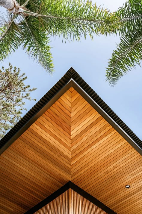 Overhanging roofs shade outdoor areas of cedar-clad Seaside Reef House Slatted Ceiling, House Eaves, Modern Wood House, Roof Eaves, Rectangular Swimming Pools, Shade Outdoor, Roof Cladding, Ceiling Cladding, Exposed Rafters