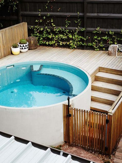 this above-ground plunge pool in a central courtyard that was constructed from a concrete water tank. (via The Design Files) Kleiner Pool Design, Deck Piscina, Decking Area, Small Swimming Pools, Tank Pool, Round Pool, Cool Swimming Pools, Small Pool Design, Small Pools