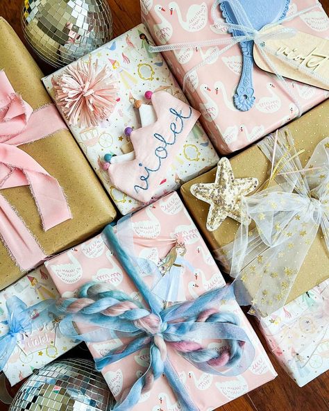 Fairy Gift Wrapping Ideas, Princess Wrapping Ideas, Cute Birthday Gift Wrapping, One Year Old Gift Wrapping Ideas, Fairy Wrapping Paper, Wrapping Birthday Presents, Preppy Gift Wrapping, Birthday Presents Wrapped, Gift Toppers Birthday