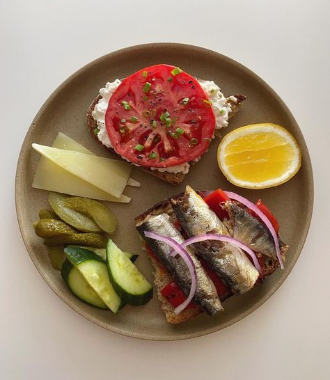 Sardines On Toast, Sardines Breakfast Recipe, Sardine Meals, Sardine Aesthetic, Sourdough Toppings, Sardine Lunch, Sardine Snack, How To Eat Sardines, Sardine Sandwich