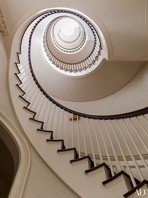 An 1850s Greenwich Village townhouse gets a dazzling reinvention Peter Pennoyer, Round Stairs, New York Townhouse, Nyc Townhouse, Architecture Renovation, Interior Stairs, Hall Design, Greenwich Village, Grand Staircase