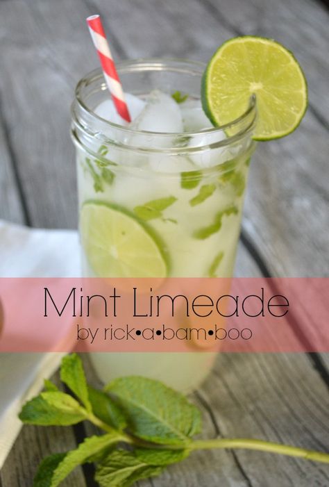 This Cafe Rio mint limeade copycat is delicious!  Just like the real thing, except better because you can enjoy it at your home. Mint Limeade Recipe, Brazilian Limeade, Mint Limeade, Glace Fruit, Cold Drinks Recipes, Limeade Recipe, Lime Lemonade, Cafe Rio, Mint Simple Syrup