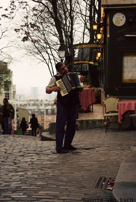 Music in Montmarte Street Musician, Unfinished Business, Discover Music, Visit France, I Love Paris, Living In Paris, Paris City, Paris Street, Jolie Photo