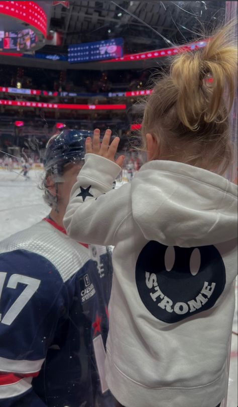 Hockey Dad Aesthetic, Dating Hockey Players, Hockey Family Aesthetic, Nhl Wag Aesthetic, Sport Couples, Nhl Wife, Hockey Husband, Hockey Family, Dad Aesthetic