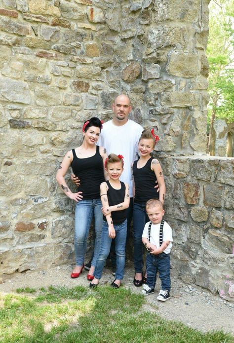 #Rockabilly, #pinup, #photo, #family 50s Family Photoshoot, Rockabilly Family Photos, 1950s Photoshoot, Rockabilly Couple, Rockabilly Kids, Rockabilly Style, Daughter Photo Ideas, Vintage Family Photos, Rock Family