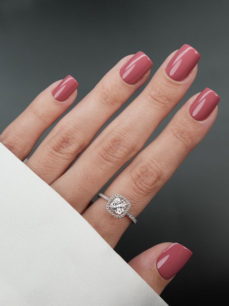 Un basic ! La promesse d'une élégance qui ne se démode jamais, une couleur à la fois ancrée dans la tradition et vibrante de modernité. Avec son joli rose foncé, prestige a le velouté d'un charmant rouge à lèvres laissé sur une lettre d'amour. Longueur : Extra-court Forme : Carré arrondi Couleur : Rose balais Opacité : Opaque Finition : Glossy Nombre de capsules : 30 Dark Pink Short Nails, Dark Rose Nails, Basic Color Nails, Basic Nails, Pretty Gel Nails, Rose Nails, Rounded Square, A Love Letter, Dark Nails