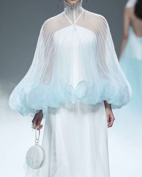 Organic Shape Dress, Jellyfish Clothing Design, Jellyfish Outfit Ideas, Jellyfish Outfit Design, Jellyfish Inspired Dress, Asian Clothes Aesthetic, Libracore Aesthetic, Jellyfish Wedding Dress, Jellyfish Aesthetic Outfit