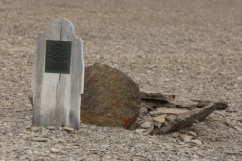 Frozen Grave of John Hartnell HMS Erebus Franklin Expedition Beechey Island Historical Site Canada High Arctic | Flickr - Photo Sharing! Arctic Horror, Shackleton Expedition, The Franklin Expedition, Franklin Expedition, Duke Of Edinburgh Expedition, North By Northwest, Christopher Columbus, Oregon Trail, Heritage Center