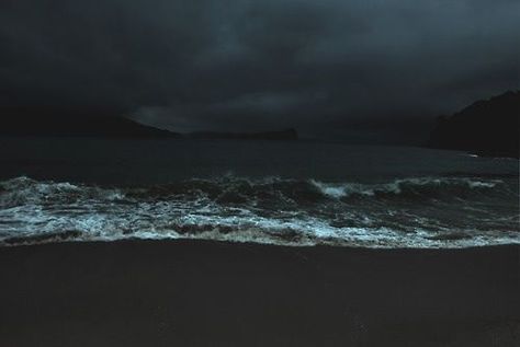 Dark and stormy beach Dark Ocean, Dark And Stormy, Beach At Night, Dark Clouds, Foto Art, Blue Aesthetic, Dark Aesthetic, The Ocean, At Night