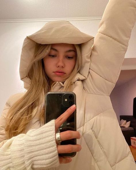 HOW TO ACHIEVE THE "VANILLA GIRL AESTHETIC" - TIKTOK TREND - vanilla girl aesthetic, clean girl aesthetic, wellness, health, beige aesthetic, winter, neutrals, vanilla girl outfits Stile Blair Waldorf, Adrette Outfits, Fest Outfits, Chloe Walsh, Vanilla Girl, Jacket Outfit, Thanksgiving Outfit, Soft Girl, Christmas Girl