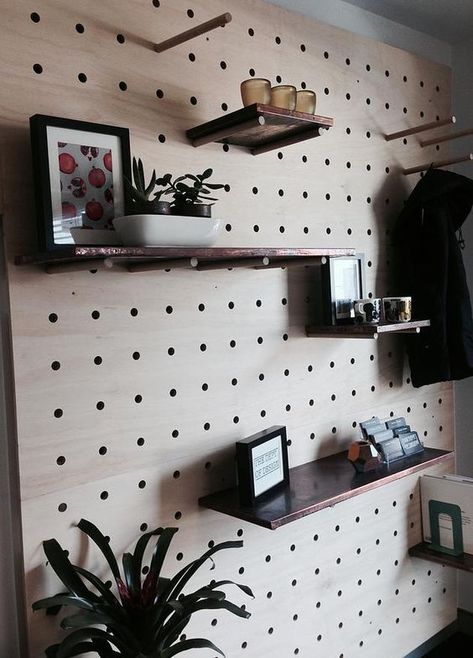 https://decoratedlife.com/shelves-25-cool-ideas-wall-shelving/ Storage Pegboard, Kitchen Pegboard, Garage Pegboard, Pegboard Craft Room, Peg Board Walls, Diy Pegboard, Pegboard Ideas, Pegboard Garage, Diy Home Decor For Apartments