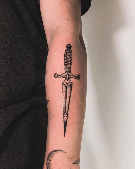 Traditional Dagger Tattoo, Masculine Tattoos, Knife Tattoo, Knuckle Tattoos, Stencil Ideas, Greek Tattoos, Dagger Tattoo, Stylist Tattoos, Tattoo Stencil