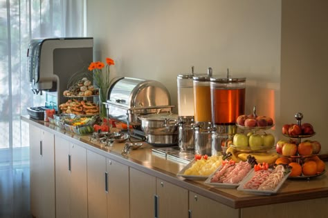 Catering Breakfast Buffet, Hotel Breakfast Buffet Aesthetic, Breakfast Graduation Party, Breakfast Buffet Ideas Food Stations, Breakfast Buffet Design, Hotel Breakfast Buffet Ideas, Coffee Break Ideas, Coffee Break Catering, Breakfast Buffet Table