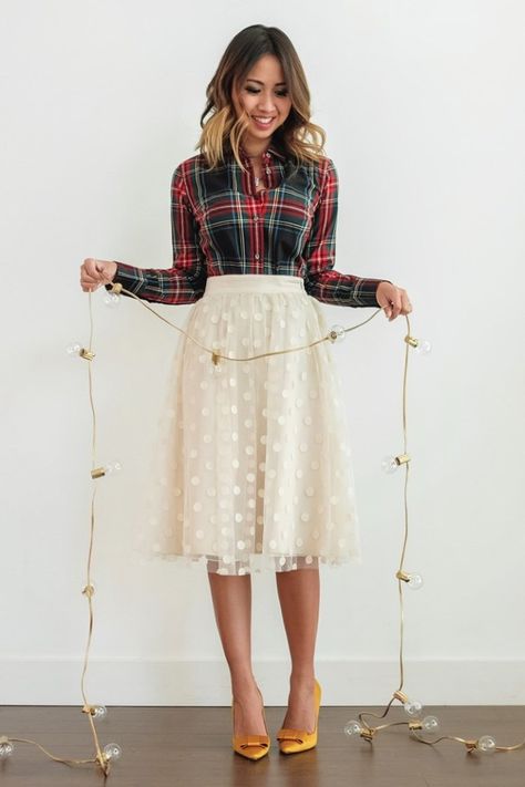 The holiday outfits to copy directly from your favorite fashion bloggers. Find tons of holiday party outfit ideas with these looks! #holidayoutfits #holidays Cute Christmas Outfits, Holiday Skirts, Holiday Party Outfit, Fashion Blogger Style, Thanksgiving Outfit, Fashion Board, A Skirt, Blogger Style, White Skirt