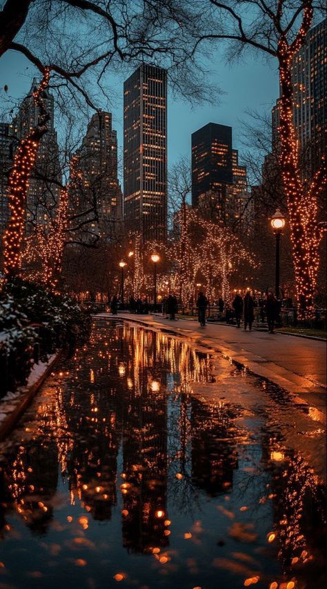 Orange Christmas Lights, Manhattan Christmas Aesthetic, Winter Orange Aesthetic, Pretty Places To Travel Aesthetic, Romantic Christmas Wallpaper, Winter In Nyc Aesthetic, Gold City Aesthetic, Christmas Wallpaper City, New York Christmas Aesthetic Wallpaper