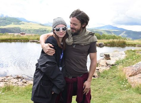 Rooney and Casey Affleck attend the Telluride Film Festival on September 2, 2016… Actors With Brown Hair, Rooney Mara Style, Cate Blanchett Rooney Mara, Telluride Film Festival, Brown Hair And Blue Eyes, Casey Affleck, Macy Gray, Telluride Colorado, Rooney Mara