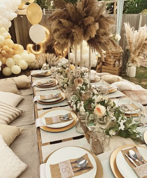 Gold Wedding Reception Tables, Wedding Dinner Table Setting, Picnic Party Decorations, Elegant Table Decorations, White Table Settings, Brunch Decor, Deco Champetre, Buffet Decor, Birthday Table Decorations