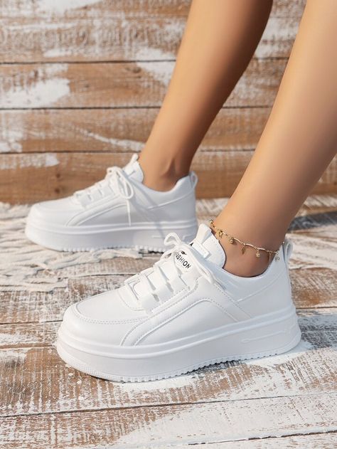 White Sport Shoes, Shoe Storage Hacks, White Athletic Shoes, Women Casual Shoes, Gym Clothes Women, Casual Sneakers Women, Girly Shoes, White Shoes Women, Unique Shoes