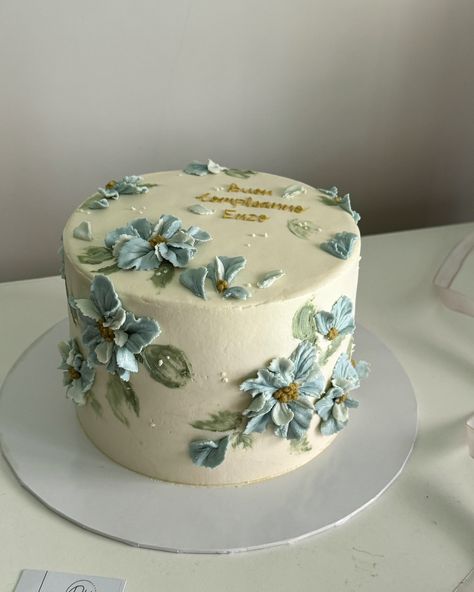 Blue flowers charm on display 🩵🍃 #cakestagram #cakesoffacebook #aesthetic #floralcake #blue #cakeart #fyp #explorepage #spreadlove Baby In Bloom Cake Boy, Baby Blue Cake Birthday, Blue Birthday Party Aesthetic, Blue Cake Aesthetic, Dusty Blue Cake, Blue Floral Cake, Baby Shower Cake Boy, Floral Birthday Cake, Hydrangea Cake