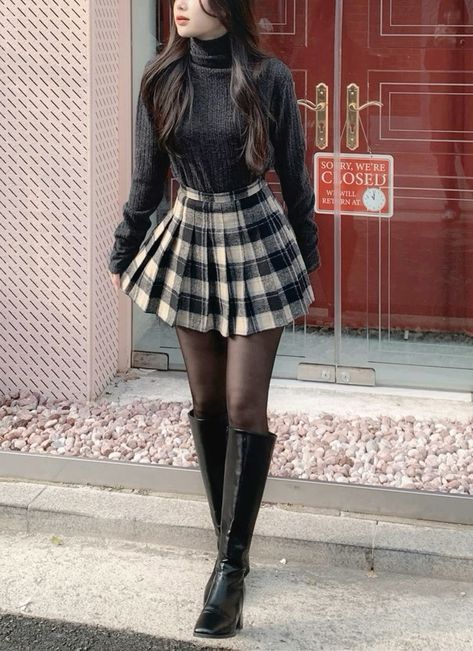 Pretty Mom Outfits, Black And Red Valentines Outfit, Preppy Punk Aesthetic, Really Cute Outfits Winter, Cute Black And White Outfits, Ways To Style Skirts, Cute Egirl Outfits, Modern Vampire Outfit, Egirl Outfits Aesthetic