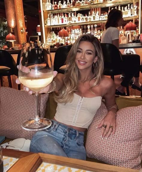 Brunch Photoshoot Photo Ideas, How To Pose At Dinner, Restaurant Selfie Ideas, Cindy Prado Hair, Restaurant Ig Pics, Bar Poses Instagram, Mexico Pics Ideas, Selfie With Wine, Brunch Poses Instagram