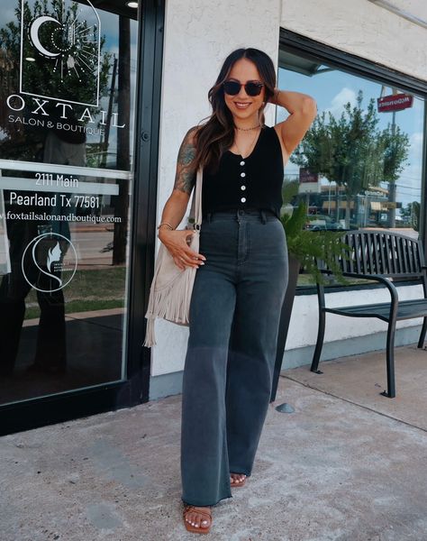 High Waist Wide Leg Black Jeans, Midsize Fashion Elegant, Black Cotton Dress Outfit, Plus Size Jean Outfits, Bottom Hourglass Shape Outfits, Dark Wide Leg Jeans Outfit, Black And Denim Outfits, Black High Waisted Jeans Outfit, Wide Leg Black Jeans Outfit