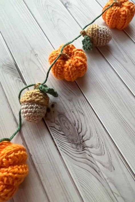 Mini Fall Crochet Patterns, Crochet Pumpkin Garland Pattern, Pumpkin Garland Crochet Pattern Free, Pumpkin Crochet Garland, Autumn Garland Crochet, Crochet Autumn Garland, Crochet Fall Garland Patterns Free, Crochet Pumpkin Garland Free Pattern, Christmas Garland Crochet Pattern