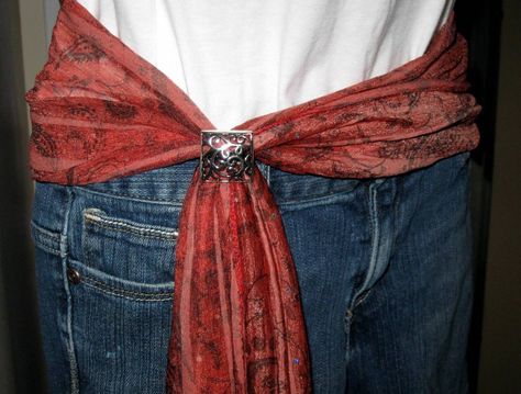 Pants With Scarf Belt, Belt Styling Ideas, Scarfs As Belts, Funky Belt Outfit, Scarf As Belt Jeans, Scarf Around Waist Outfit, Broach Outfits, Scarf Belt Outfit Jeans, How To Make A Belt