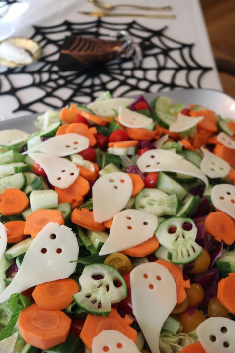 Ghost Veggie Tray, Spooky Baby Shower Food, Halloween Ghost Fruit Kabobs, Ghost Food Ideas, Ghost Party Food, Ghost Themed Cocktails, Ghost Face Charcuterie, Ghost Bruschetta, Gothic Treats