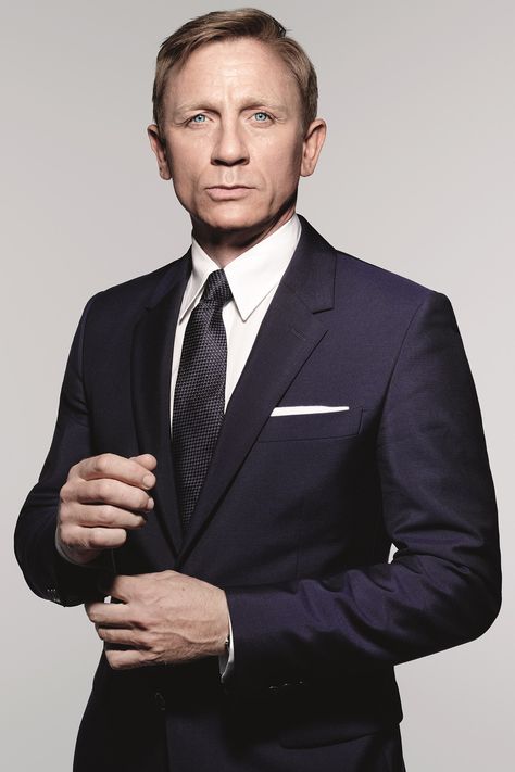 "World exclusive images of Daniel Craig in Spectre - GQ.co.uk" Daniel Craig Suit, Business Professional Dress Code, James Bond Daniel Craig, James Bond Suit, Alessandro Squarzi, Bond Suits, James Bond Spectre, Gentleman Mode, Daniel Graig