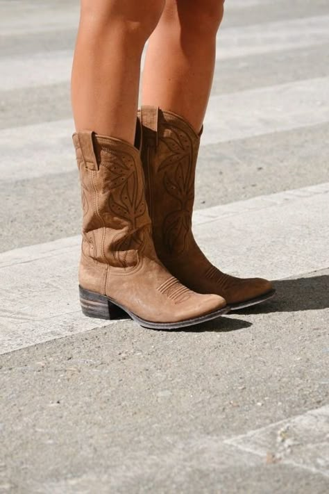 Boots For Women Cowboy, Cute Cowgirl Boots, Botas Western, Red Cowboy Boots, Biker Look, Bota Country, Western Style Boots, Cheap Boots, Western Apparel