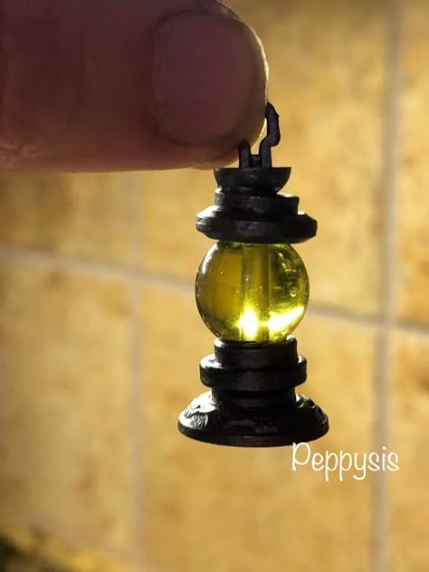 Miniature Lantern, Smothered Pork, Lantern Designs, Dollhouse Miniature Tutorials, Fairy Garden Crafts, Fairy Furniture, Fairy Crafts, Dollhouse Miniatures Diy, Fairy Garden Houses