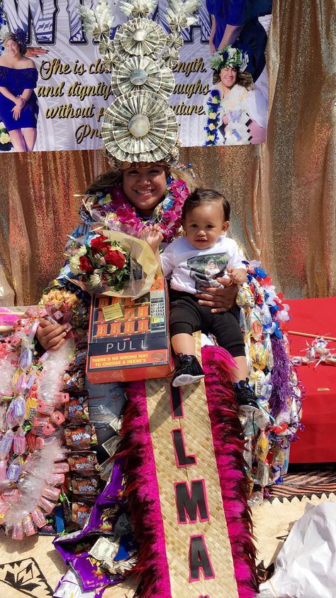 Samoan Graduations be like... Samoan Graduation, Polynesian Graduation, Samoan Language Week, Samoan Culture Photography, Samoan Taualuga Costume, Samoan Graduation Lei, Graduation Leis Diy, Money Leis, Graduation Money Gifts