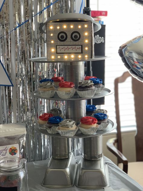 Robot Goodie Bag Ideas, Robot Birthday Party Food Ideas, Robot Birthday Theme, Robot Birthday Party Ideas, Robot Party Ideas, Robot Party Food, Robot Birthday Party Decorations, Robot Cupcakes, Science Lab Decorations