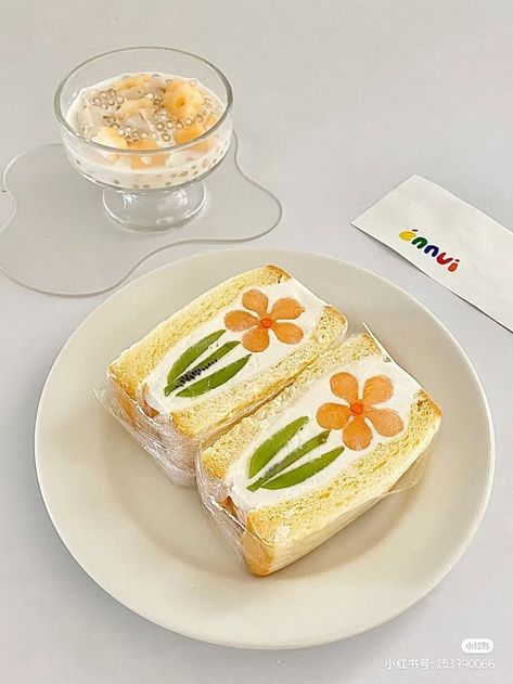 Kue Macaroon, Fruit Sandwich, 귀여운 음식 그림, Kawaii Dessert, Food Png, Strawberry Recipes, Sweets Desserts, Cafe Food, Pretty Food