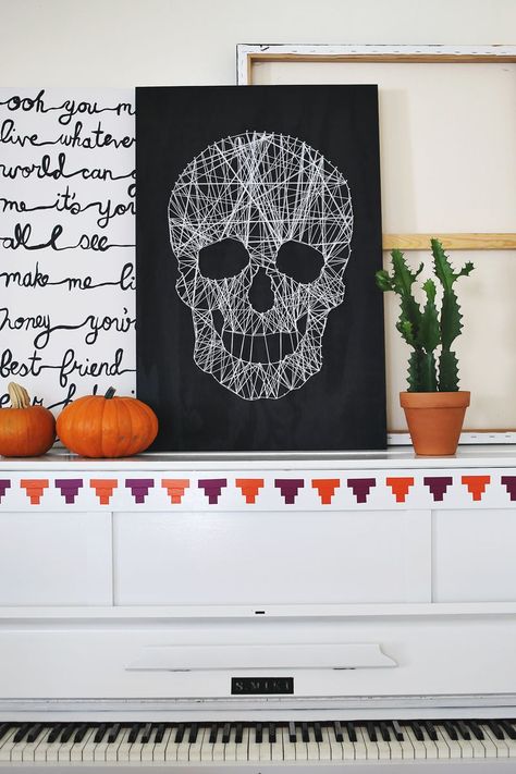 DIY Skull String Art Mario Y Luigi, Diy Skulls, Teen Halloween, String Art Tutorials, Easy Diy Halloween Decorations, Diy Halloween Decor, Halloween Countdown, String Art Diy, 25 September