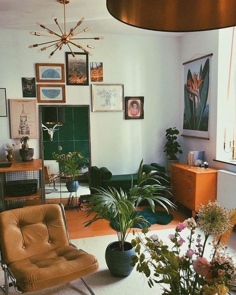 Mid Century Living Room Decor, Lots Of Plants, 70s Interior, Boho Styl, Interior Design Per La Casa, Mid Century Living, Mid Century Living Room, Mid Century Modern Living, Mid Century Modern Living Room