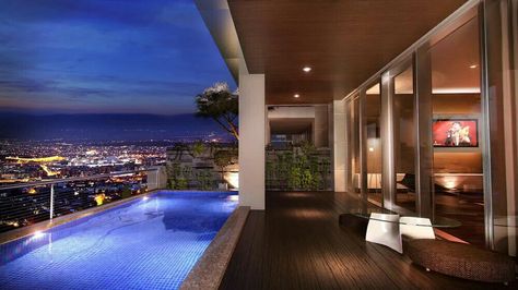 Luxury Apartment Pool, Penthouse Apartment Aesthetic, Pretty Apartments, Apartment Pool, Balcony Pool, Body Mind Soul, Indoor Outdoor Pool, Living Place, Crazy Ideas