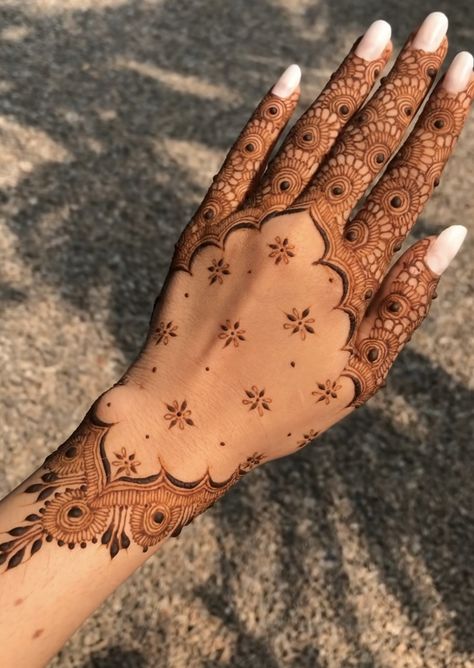 Minimal Mehendi Designs Aesthetic Palm, Indo Western Mehendi Designs, Western Mehendi Designs, Western Mehndi Designs, Western Mehendi, Western Mehndi, Henna Designs Back Hand, Simple Henna Designs Hand, Learn Henna