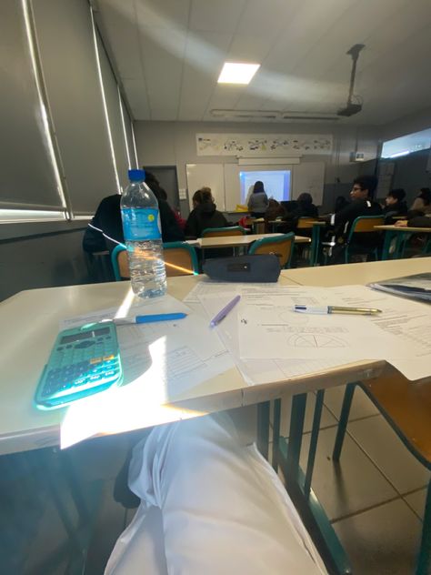 Foto In Classe, Classroom Asthetic Picture, Classe College, Fake School Snaps, College Snaps, Foto School, Class Snap, School Snaps, Photo Classe