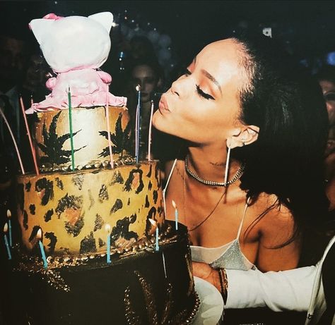 Rihanna Birthday Cake, Rihanna Birthday, Cheetah Print Cakes, Rihanna 2000's, Best Of Rihanna, Happy Birthday Icons, 21st Bday Ideas, Music Cover Photos, Aesthetic 2000s