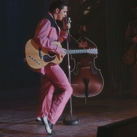 Elvis Pink Suit, Elvis Presley Pink Suit, Austin Butler Pink Suit, Elvis Presley Movie 2022, Austin Butler Elvis Movie, Elvis Movie Aesthetic, Elvis Presley Austin Butler, Austin Butler Elvis Presley, Austin Butler Elvis